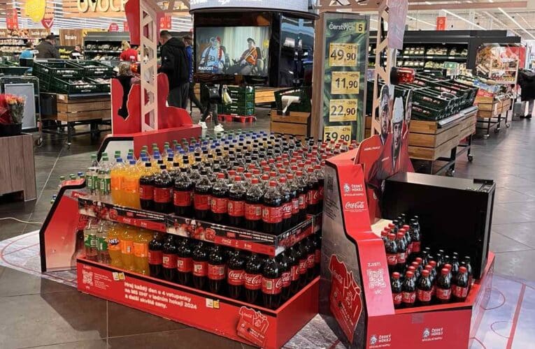 Coca-Cola fandí hokeju – a na predajných plochách je neprehliadnuteľná!
